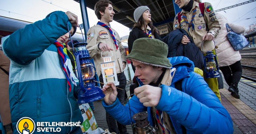 Skauti vlakmi rozvezú Betlehemské svetlo po celom Slovensku. Chcú ho opäť vyniesť aj na Lomnický štít
