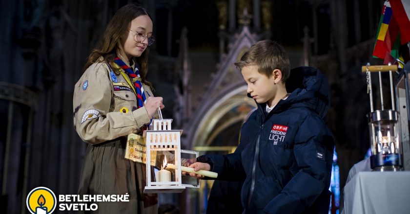 Betlehemské svetlo je už na Slovensku. Skauti ho priniesli Poliakom a Ukrajincom ako symbol pokoja a mieru. Teraz sa pripravujú na jeho distribúciu